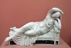 Спящая Ариадна скульптура