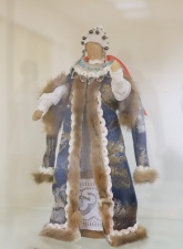 1.	Костюм Предславы Владимировны, дочери великого князя Владимира   (X век)
На территории Руси в X веке женщины носили длинные рубахи из льна или тонкой шерсти с вышивкой, поверх них длинные юбки с металлическими украшениями, а зимой — дублёные кожухи и шубы, что подчеркивало их статус и отличалось от более грубой мужской одежды, хотя и повторяло её основные элементы. Дополнением к княжескому костюму был солнцеобразный воротник «лорум», украшенный дорогими камнями.