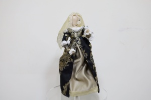 13.	Костюм итальянки эпохи Возрождения.  XV-XVI век
В костюме венецианок XVI века намечается стремление к большей роскоши, пышности форм, что находится в непосредственной связи с эстетическим идеалом красоты того времени. Величавую пышность и округлость форм подчеркивают широким вырезом облегающего лифа, широкими сборчатыми рукавами, объемной юбкой.
Силуэт фигуры приближается к прямоугольнику, в котором отношение ширины плеч к ширине юбки близко к единице. Линия талии подчеркивается на естественном уровне.
