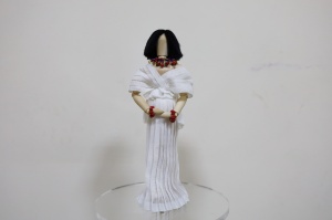 4.	Костюм богатой египтянки 
Египтянки всех сословий в Древнем царстве носили облегающее льняное одеяние на бретелях, доходившее до щиколоток, которое могло быть как с открытой грудью, так и с рукавами и вырезом, а знатные дамы носили плиссированные и украшенные узорами версии. 